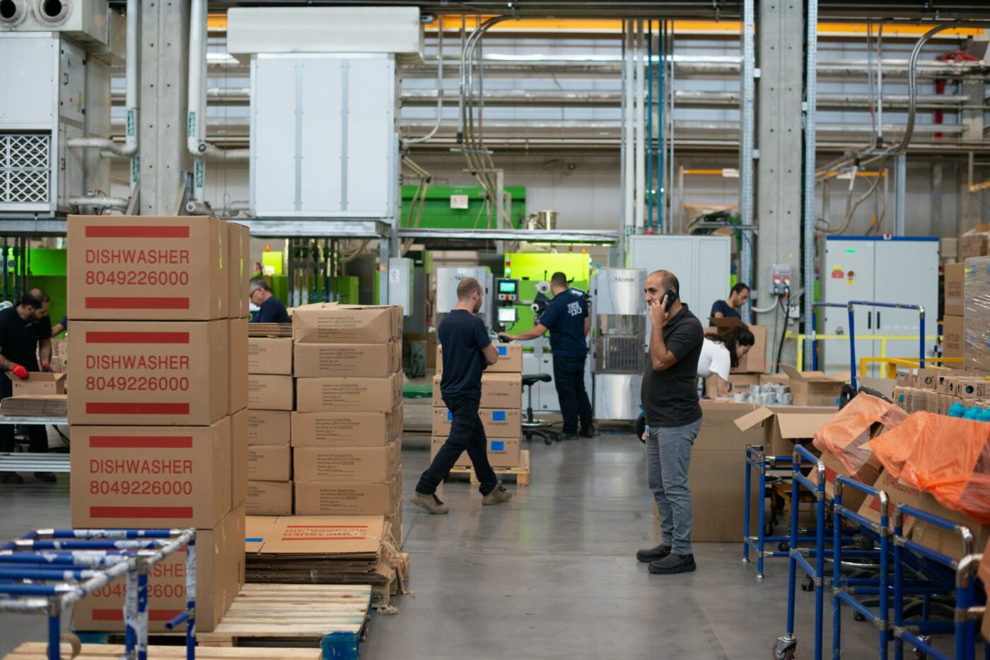 National LED's Innovative Approach to Warehouse Lighting Solutions 1 Warehouse Lighting Solutions